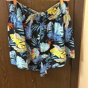 Elastic waist leaf shorts